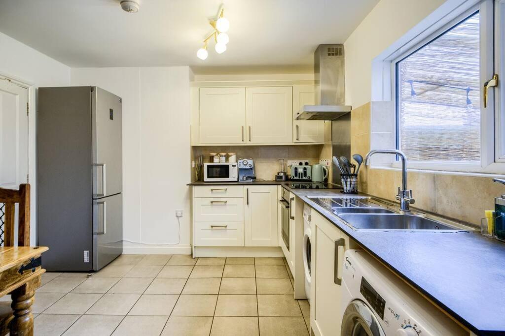Low Rate For A 4-Bedroom House In Coventry With Free Unlimited Wi-Fi 2 Car Parking 53 Qmc エクステリア 写真