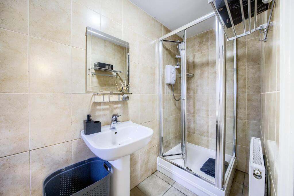 Low Rate For A 4-Bedroom House In Coventry With Free Unlimited Wi-Fi 2 Car Parking 53 Qmc エクステリア 写真
